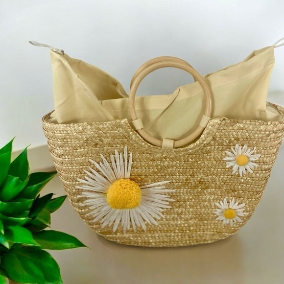 Little Daisy Straw Wooden Ring Handbag - Picture 3 of 6